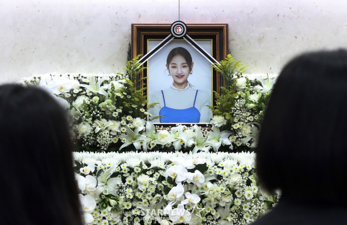 15일 서울 송파구 서울아산병원 장례식장에 마련된 가수 故 박보람의 빈소에 고인의 영정사진이 놓여 있다. /사진공동취재단 2024.04.15 /사진=이동훈