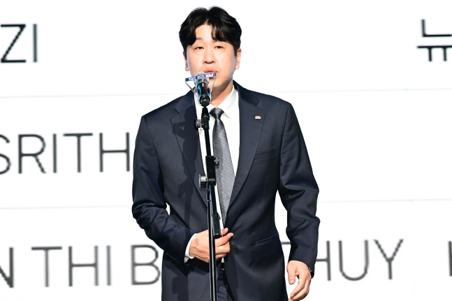 김종민 한국도로공사 감독이 11일 2025 V-리그 여자부 아시아쿼터 드래프트에 참가해 타나차와 재계약 소식을 전하고 있다. /사진=KOVO 제공