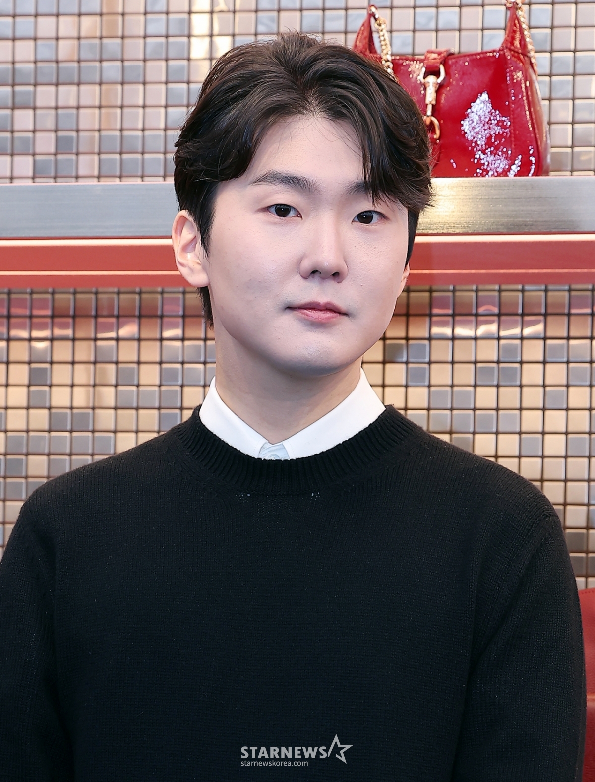(서울=뉴스1) 김진환 기자 = 피아니스트 조성진이 22일 오후 서울 용산구 이태원 구찌 가옥에서 열린 포토콜 행사에 참석해 포즈를 취하고 있다. 2024.10.22/뉴스1 Copyright © 뉴스1. All rights reserved. 무단 전재 및 재배포, AI학습 이용 금지. /사진=(서울=뉴스1) 김진환 기자
