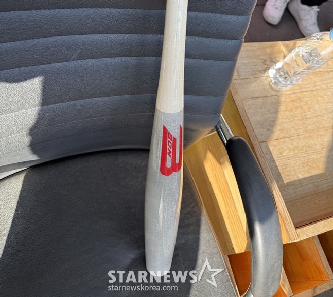 KBO 리그 한 구단에서 샘플로 가져온 어뢰 배트. /사진=양정웅 기자