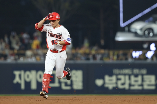 홈런을 치고 그라운드를 돌고 있는 서건창. /사진=KIA 타이거즈