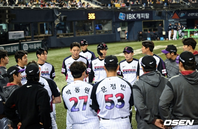 LG 캡틴 박해민이 11일 잠실 두산전 클리닝 타임 때 선수단에게 얘기하고 있다.ㅍ
