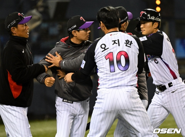 LG 염경엽 감독(왼쪽에서 두 번째)이 11일 잠실 두산전에서 심판진에 항의하자 오지환과 주장 박해민(맨 오른쪽)이 말리기 시작했다.