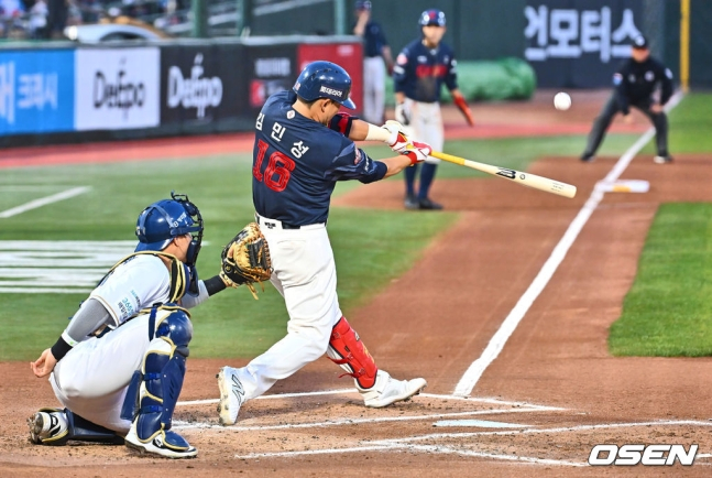 롯데 김민성이 11일 사직 NC전에서 1회 3타점 적시타를 터트리고 있다.