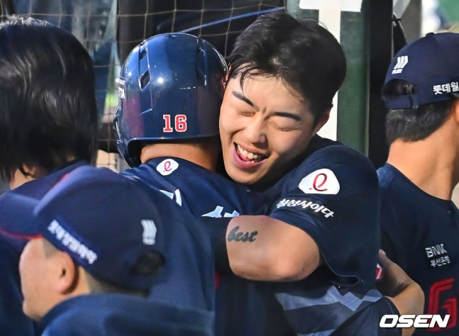 롯데 김민성(왼쪽)이 11일 사직 NC전에서 1회 득점 후 고승민과 포옹하고 있다.