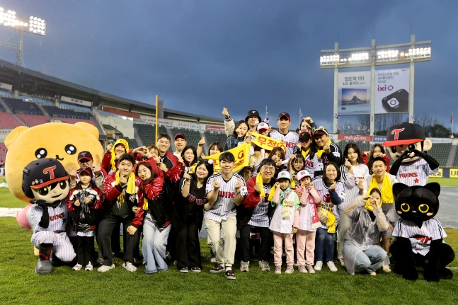 LG 트윈스 오지환이 12일 잠실 두산전에서 결승타로 팀을 승리로 이끈 뒤 팬들과 기념사진을 찍고 있다. /사진=LG 트윈스 제공