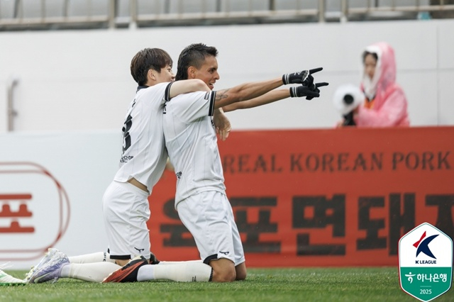 후이즈(오른쪽)의 골 세리머니. /사진=한국프로축구연맹 제공