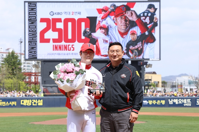 양현종(왼쪽)과 심재학 단장. /사진=KIA 타이거즈