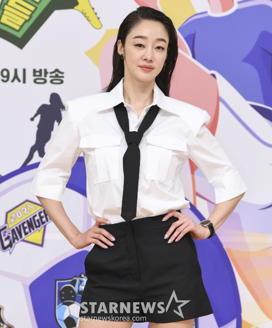 배우 최여진이 16일 오후 온라인 생중계로 진행된 SBS '골 때리는 그녀들' 제작발표회에 참석해 포즈를 취하고 있다. /사진제공=SBS 2021.06.16