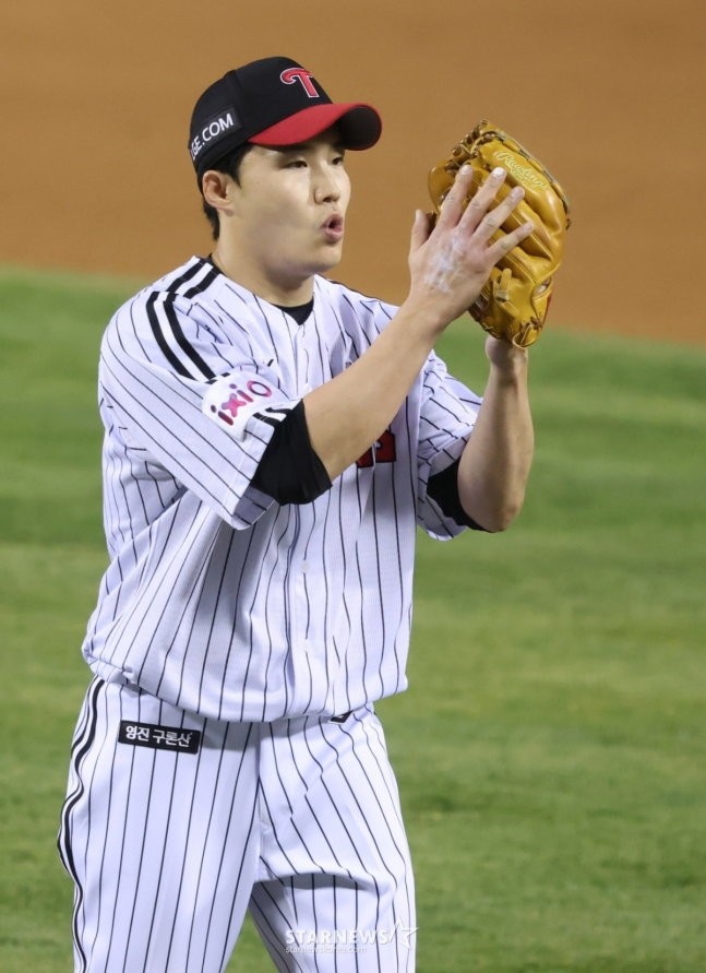 2025 신한 SOL Bank KBO리그 LG 트윈스 대 삼성 라이온즈 경기가 16일 잠실야구장에서 열렸다. LG 선발 임찬규가 6회초 투구를 마친 후 박수를 치며 더그아웃으로 향하고 있다. /사진=김진경 대기자