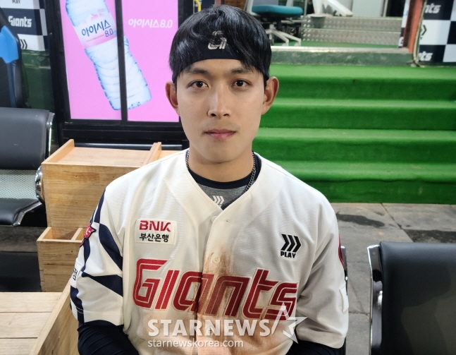 황성빈이 경기 후 취재진과 인터뷰를 하고 있다. /사진=안호근 기자