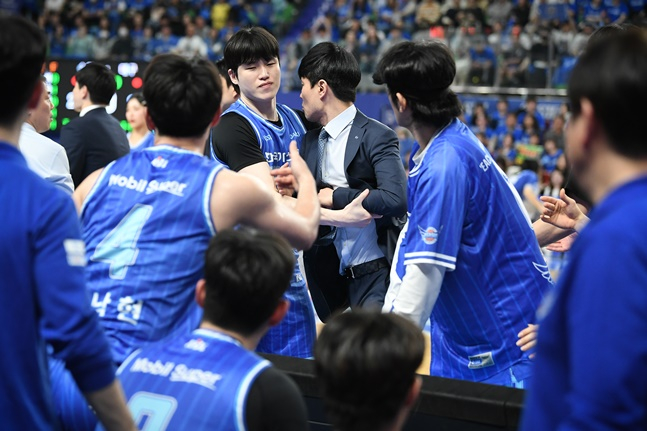 한국가스공사 강혁 감독이 심판진에게 항의하자 선수들이 말리고 있다. /사진=KBL 제공