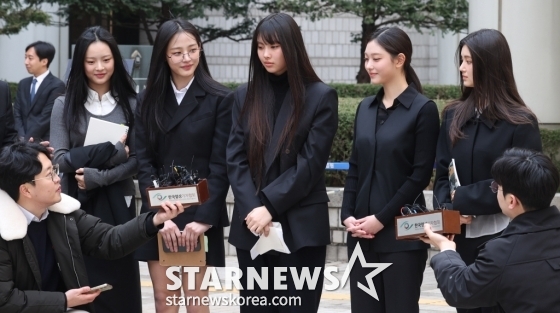 [서울=뉴시스] 추상철 기자 = 그룹 뉴진스(NJZ 하니, 민지, 혜인, 해린, 다니엘)가 7일 오후 서울 서초구 서울중앙지방법원에서 열린 '어도어, 뉴진스 상대 기획사 지위보전 및 광고계약 체결 등 금지 가처분' 심문기일을 마친 후 취재진의 질문에 답변하고 있다. 2025.03.07. scchoo@newsis.com /사진=추상철