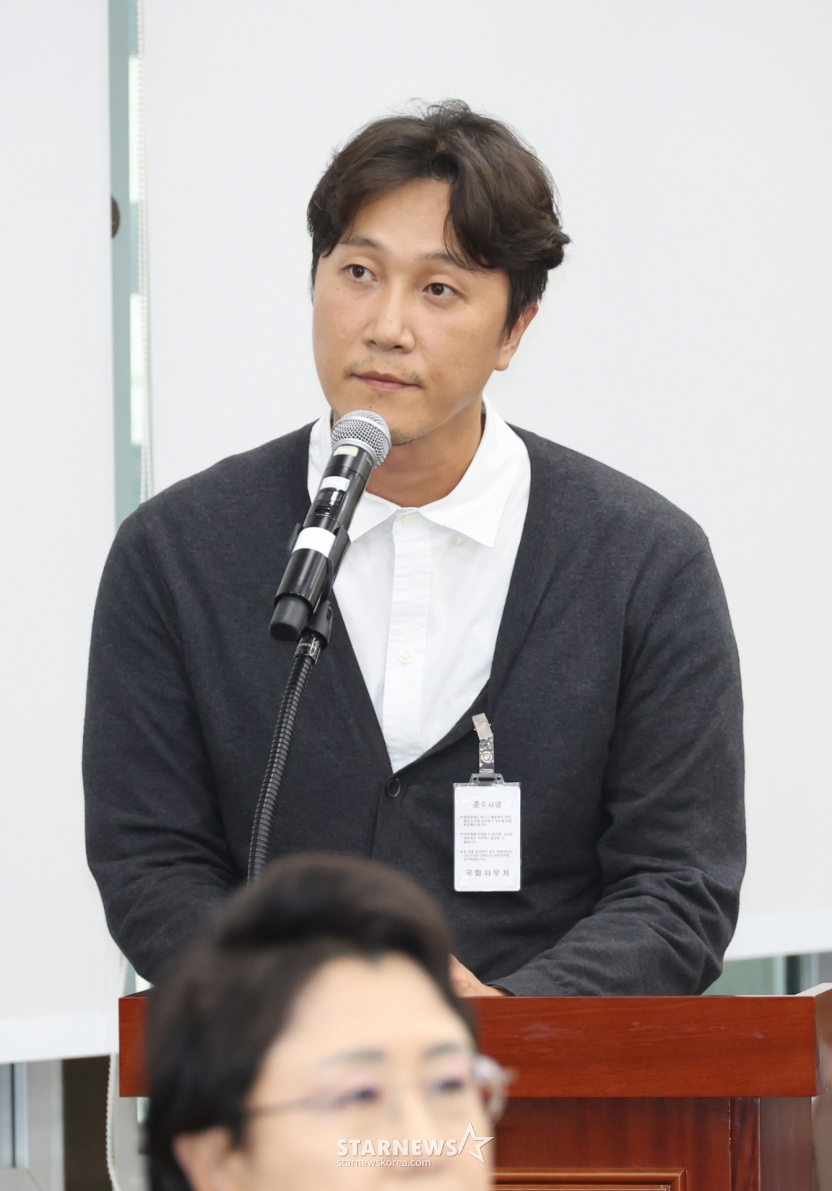 [서울=뉴시스] 고승민 기자 = 양재웅 더블유(W)진병원 대표가 23일 서울 여의도 국회에서 열린 보건복지위원회의 보건복지부 등 종합 국정감사에 증인으로 출석해 환자 사망 사건 관련 서미화 더불어민주당 의원의 질의를 듣고 있다. 2024.10.23. kkssmm99@newsis.com /사진=고승민