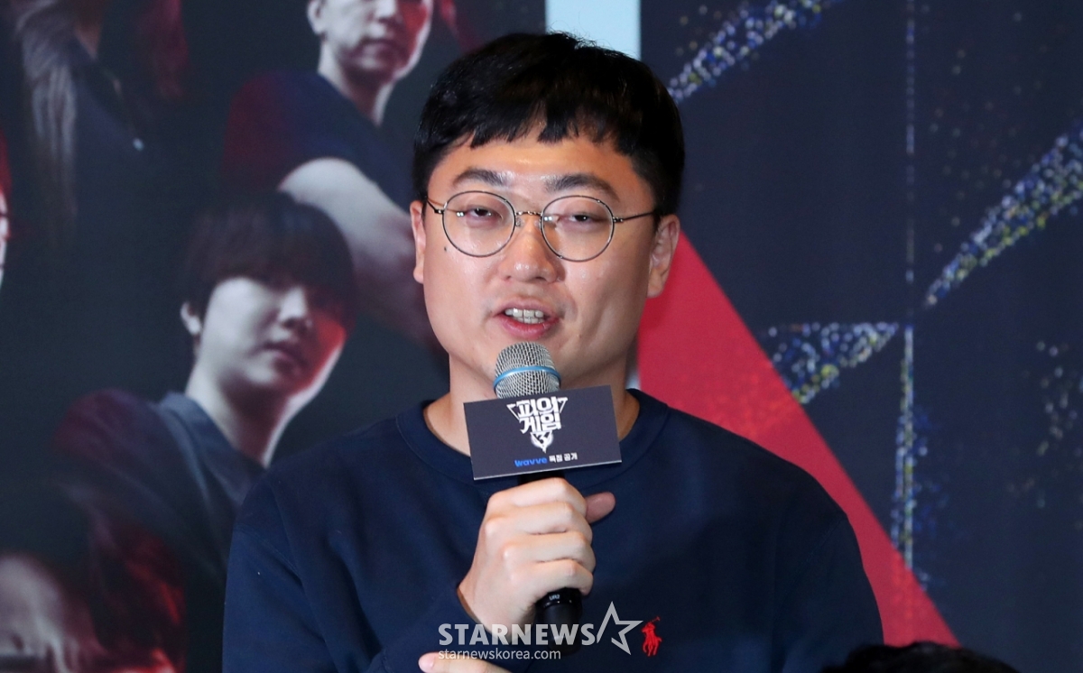 [서울=뉴시스] 김혜진 기자 = 방송인 충추맨이 12일 오후 서울 성동구 메가박스 성수에서 열린 웨이브 오리지널 '피의 게임' 시즌3 제작발표회에서 인사말을 하고 있다.   '피의 게임3'는 서바이벌 레전드들과 신예들이 지킬 것인가, 뺏을 것인가를 두고 벌이는 생존 지능 서바이벌 프로그램이다. 오는 15일 첫 공개. 2024.11.12. jini@newsis.com /사진=김혜진