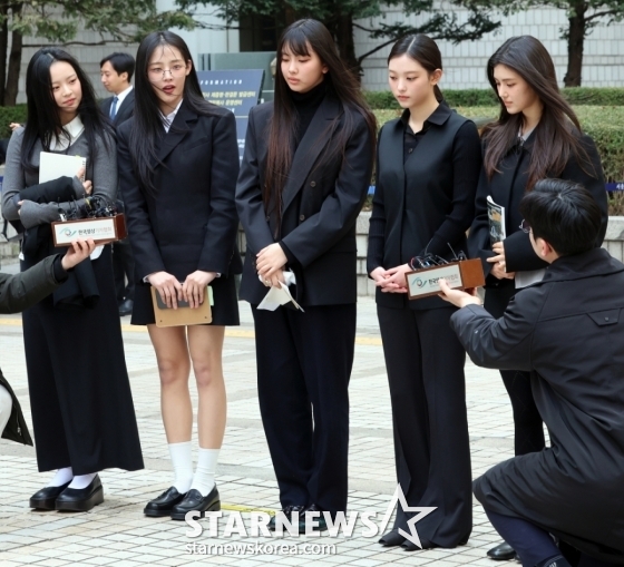 (서울=뉴스1) 황기선 기자 = 그룹 뉴진스(왼쪽부터 하니, 민지, 혜인, 해린, 다니엘)가 7일 서울 서초구 서울중앙지방법원에서 어도어 측이 멤버들을 상대로 제기한 ‘기획사 지위보전 및 광고계약 체결 등 금지’ 가처분 첫 심문기일을 마친 후 취재진 질문에 답하고 있다. 2025.3.7/뉴스1 Copyright © 뉴스1. All rights reserved. 무단 전재 및 재배포, AI학습 이용 금지. /사진=(서울=뉴스1) 황기선 기자