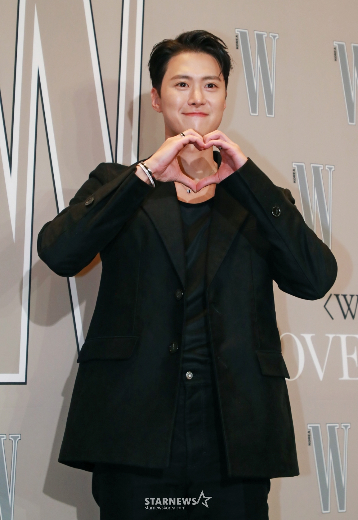 배우 공명이 14일 오후 서울 광화문 포시즌스 호텔에서 진행된 제19회 W코리아 유방암 인식 향상 캠페인 자선 행사에 참석해 포즈를 취하고 있다. /2024.10.14 /사진=이동훈