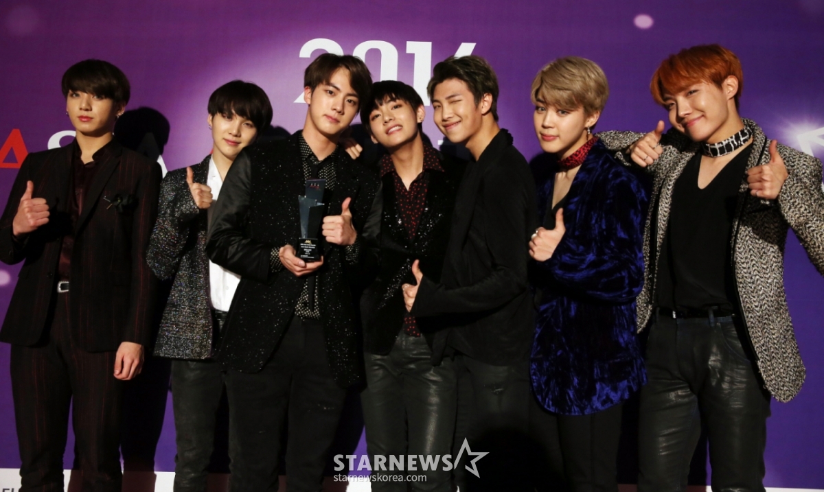 그룹 방탄소년단이 '2016 Asia Artist Awards(AAA)'에서 베스트 아티스트상을 수상하고 포즈를 취하고 있다. /사진=임성균 기자 tjdrbs23@
