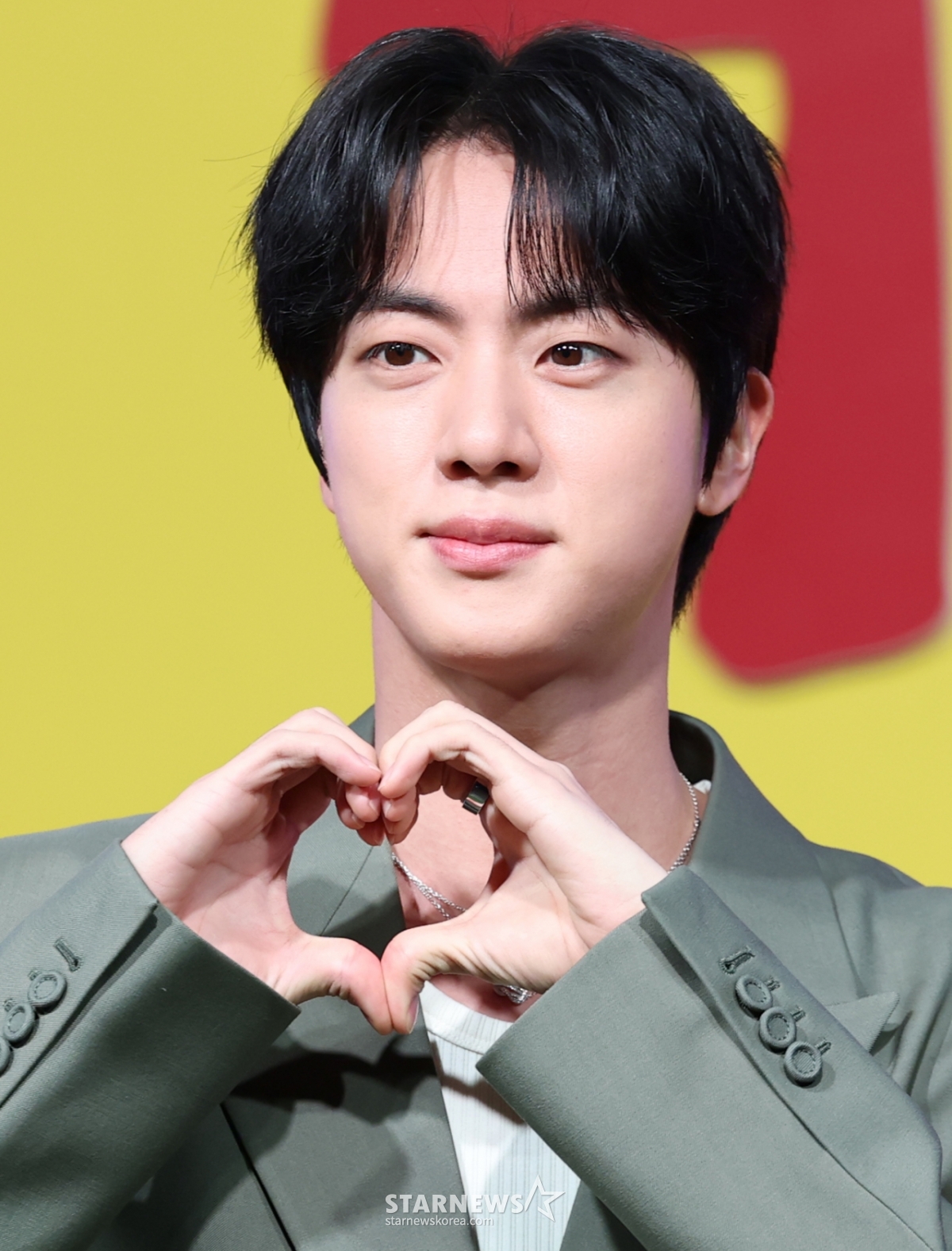 (서울=뉴스1) 권현진 기자 = 방탄소년단(BTS) 진이 15일 서울 종로구 JW메리어트 동대문 스퀘어 서울에서 열린 넷플릭스 새 예능 '대환장 기안장' 기자간담회에서 포즈를 취하고 있다. '대환장 기안장'은 기안적 낭만이 가득한 울릉도 기안장에서 기안84와 서포트 멤버 방탄소년단 진, 배우 지예은이 숙박객들과 펼치는 기상천외한 신개념 민박 버라이어티다. 2025.4.15/뉴스1 Copyright © 뉴스1. All rights reserved. 무단 전재 및 재배포, AI학습 이용 금지. /사진=(서울=뉴스1) 권현진 기자