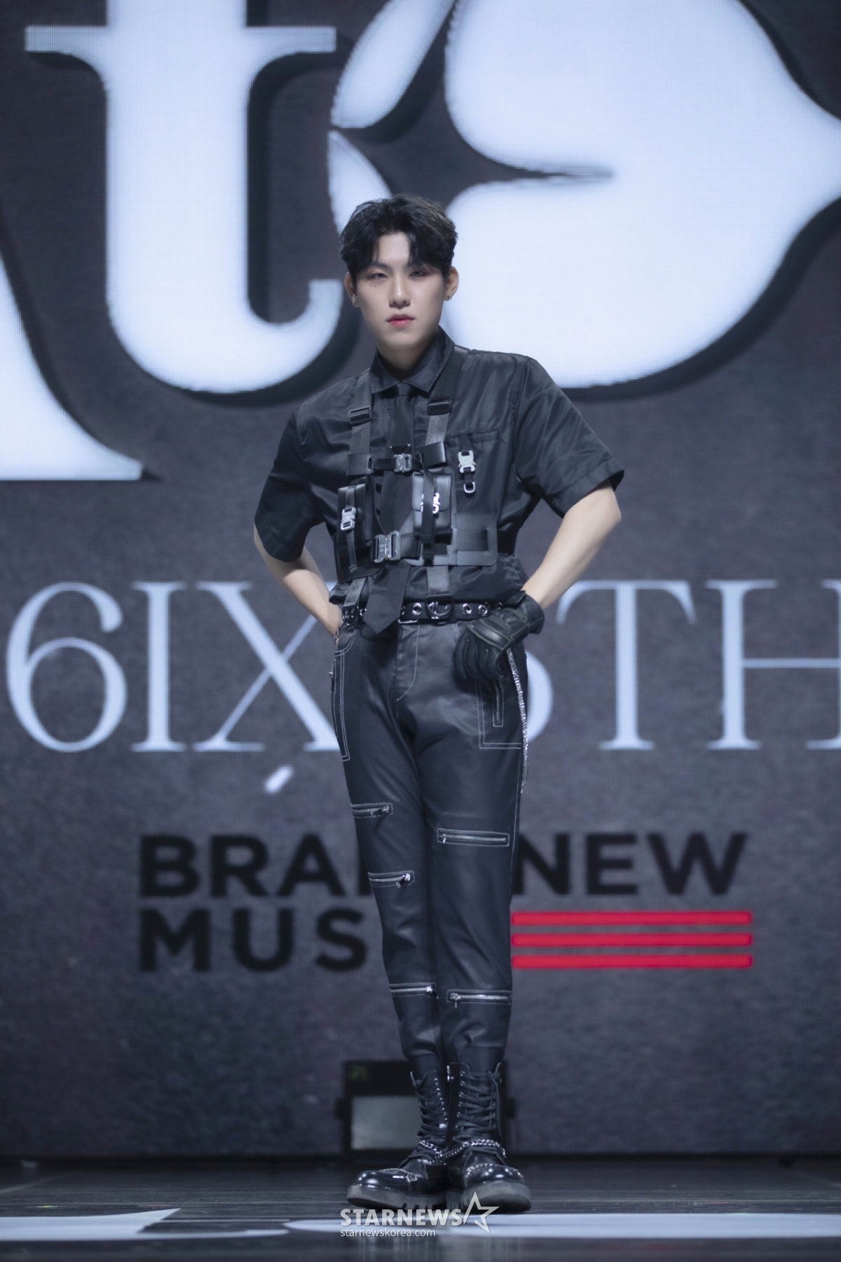 그룹 AB6IX 박우진이 18일 오후 온라인 생중계로 진행된 다섯 번째 EP 'A to B' 발매기념 쇼케이스에 앞서 포즈를 취하고 있다. /사진제공=브랜뉴뮤직 2022.05.18