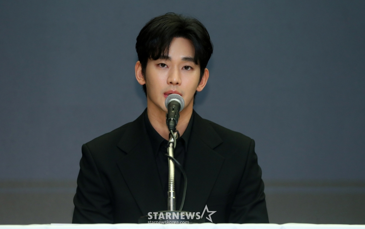 [서울=뉴시스] 김혜진 기자 = 배우 김수현이 31일 오후 서울 마포구 스탠포드호텔에서 기자회견을 열고 자신을 둘러싼 의혹에 대해 입장을 밝히고 있다. 2025.03.31. jini@newsis.com /사진=김혜진