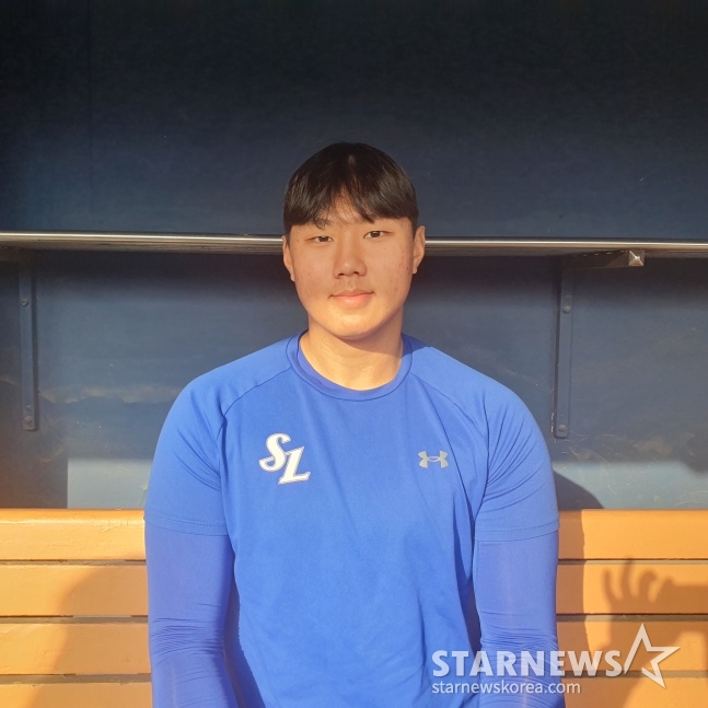 삼성 배찬승이 16일 서울 잠실야구장에서 열린 LG 트윈스와 경기를 앞두고 취재진과 인터뷰를 하고 있다. /사진=김동윤 기자