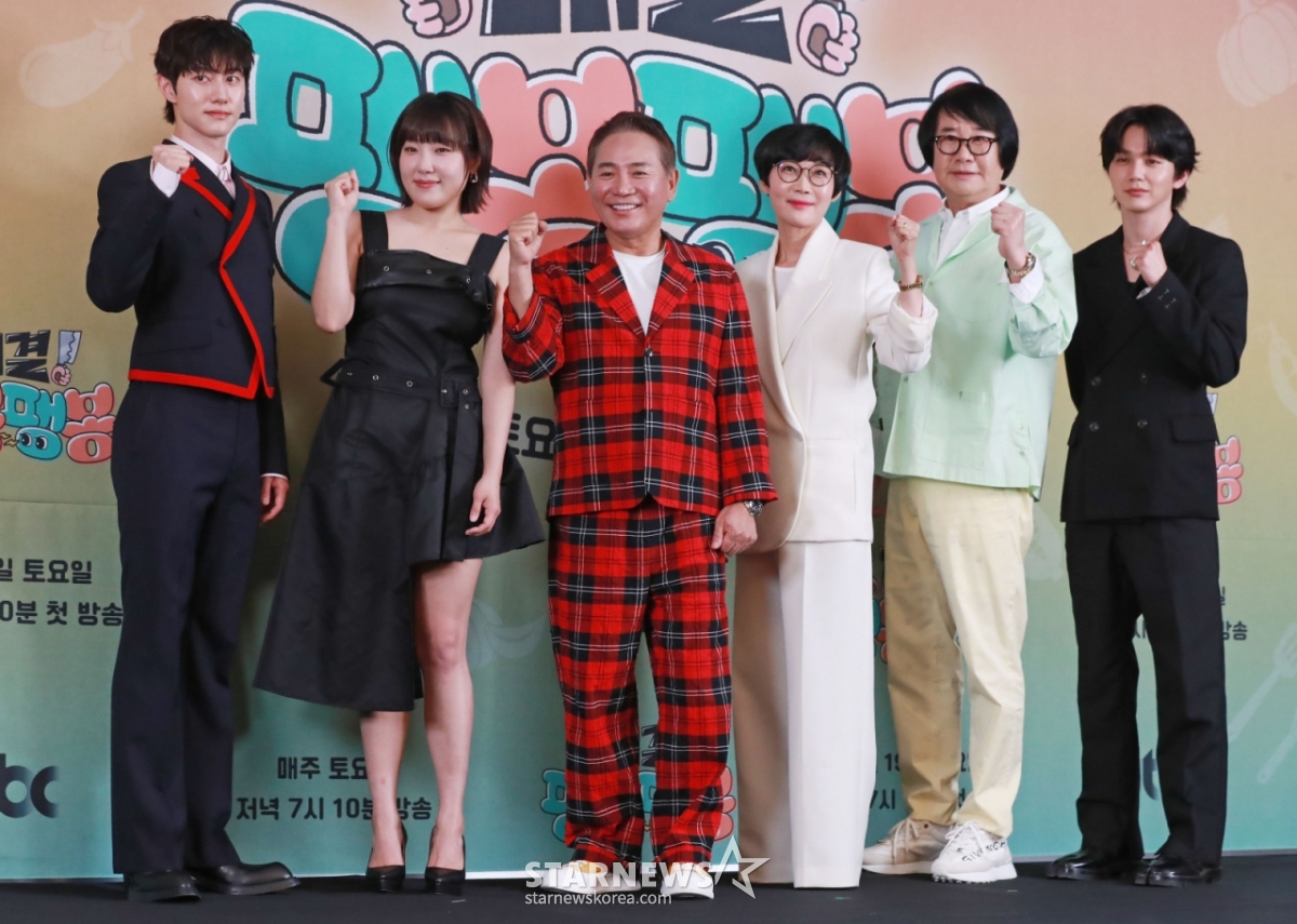 곽동연, 이은지, 이봉원, 팽현숙, 최양락, 유승호가 17일 오후 서울 마포구 상암동 스탠포드호텔에서 진행된 JTBC 예능 '대결! 팽봉팽봉' 제작발표회에 참석해 포즈를 취하고 있다. N번 망해본 ‘단짠 인생’ 이봉원과 팽현숙이 펼치는 양보 없는 식당 전쟁 '대결! 팽봉팽봉'은 오는 19일 첫 방송된다. /2025.04.17 /사진=이동훈 photoguy@