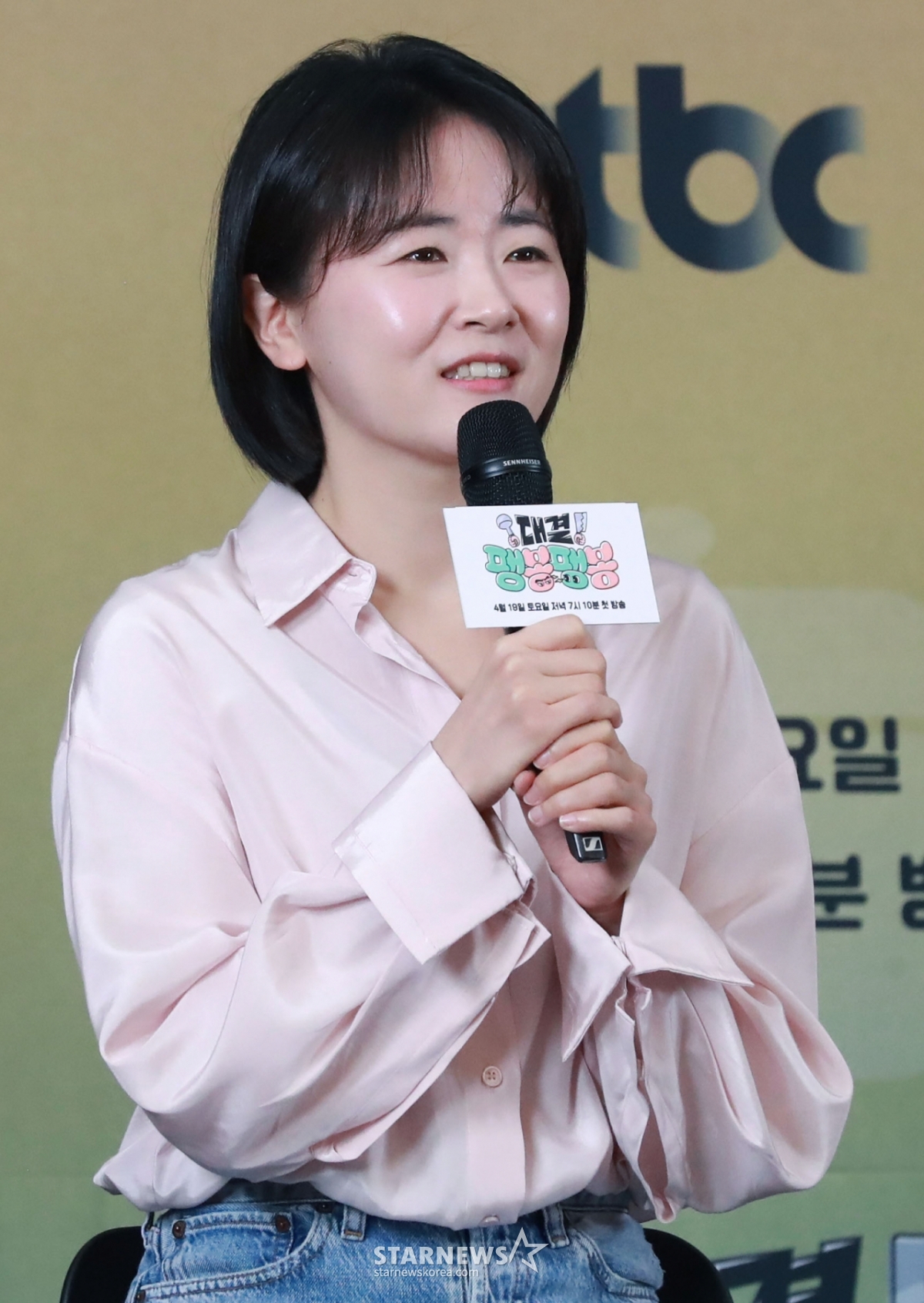 이진주 PD가 17일 오후 서울 마포구 상암동 스탠포드호텔에서 진행된 JTBC 예능 '대결! 팽봉팽봉' 제작발표회에 참석해 인사말을 하고 있다. N번 망해본 ‘단짠 인생’ 이봉원과 팽현숙이 펼치는 양보 없는 식당 전쟁 '대결! 팽봉팽봉'은 오는 19일 첫 방송된다. /2025.04.17 /사진=이동훈 photoguy@