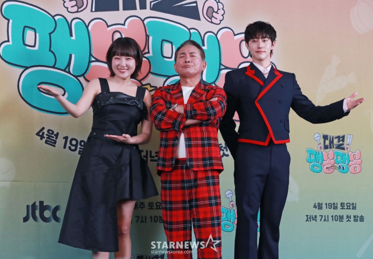 이은지, 이봉원, 곽동연이 17일 오후 서울 마포구 상암동 스탠포드호텔에서 진행된 JTBC 예능 '대결! 팽봉팽봉' 제작발표회에 참석해 포즈를 취하고 있다. N번 망해본 ‘단짠 인생’ 이봉원과 팽현숙이 펼치는 양보 없는 식당 전쟁 '대결! 팽봉팽봉'은 오는 19일 첫 방송된다. /2025.04.17 /사진=이동훈 photoguy@