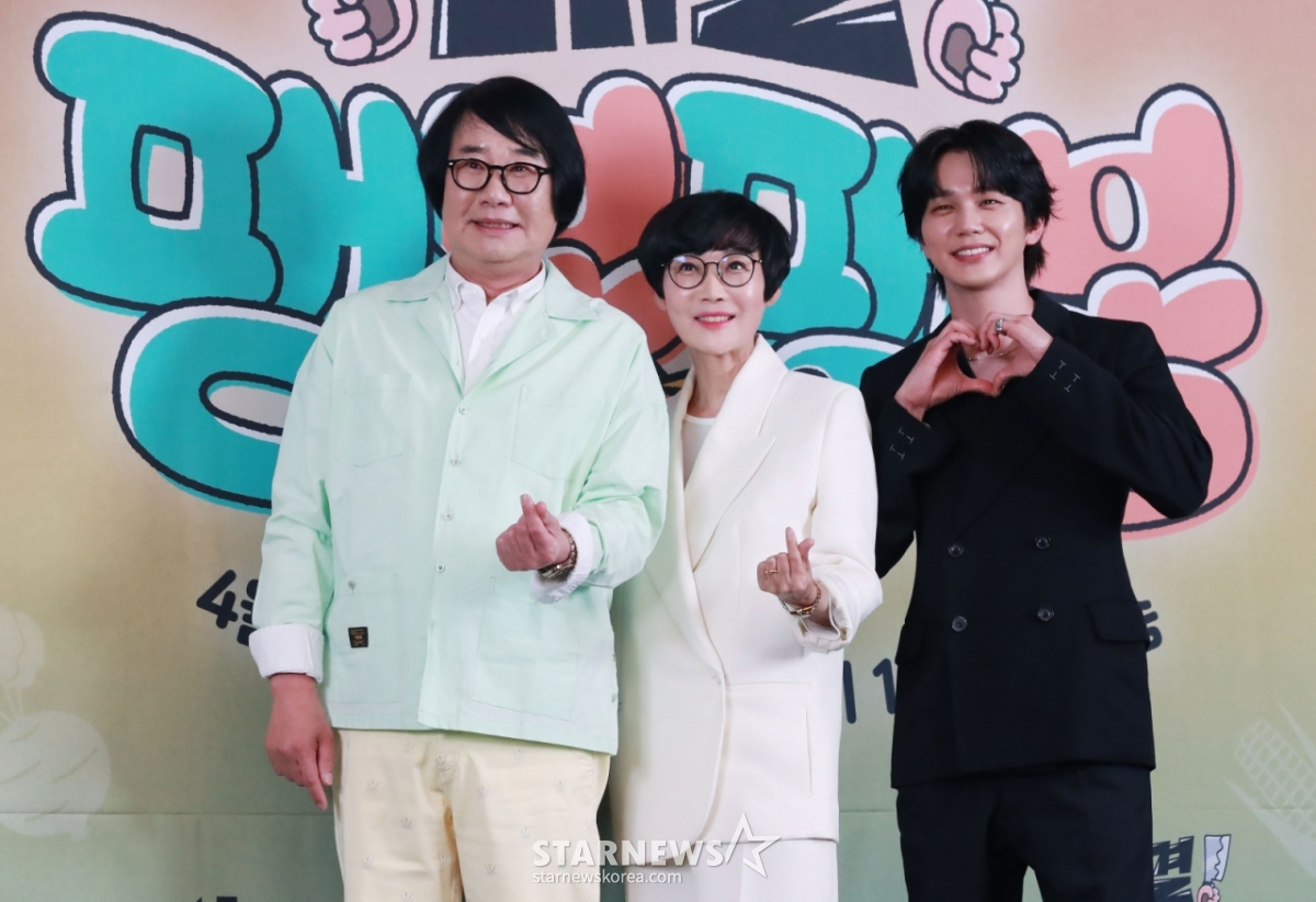 최양락, 팽현숙, 유승호가 17일 오후 서울 마포구 상암동 스탠포드호텔에서 진행된 JTBC 예능 '대결! 팽봉팽봉' 제작발표회에 참석해 포즈를 취하고 있다. N번 망해본 ‘단짠 인생’ 이봉원과 팽현숙이 펼치는 양보 없는 식당 전쟁 '대결! 팽봉팽봉'은 오는 19일 첫 방송된다. /2025.04.17 /사진=이동훈 photoguy@