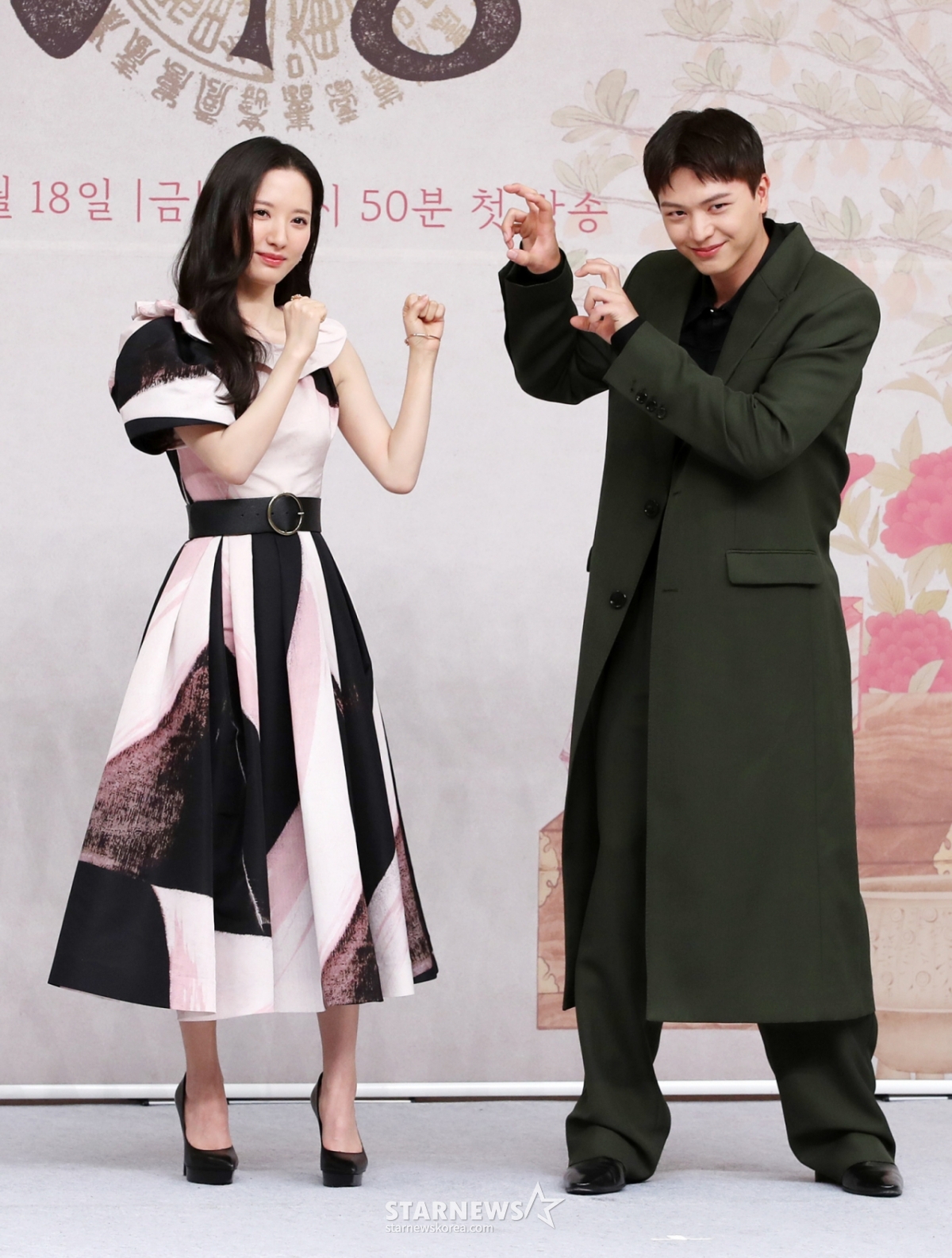 배우 김지연, 육성재가 17일 오후 서울 양천구 목동 SBS 사옥에서 진행된 SBS 새 금토드라마 ‘귀궁’ 제작발표회에서 포즈를 취하고 있다. /2025.04.17 /사진=김휘선 hwijpg@