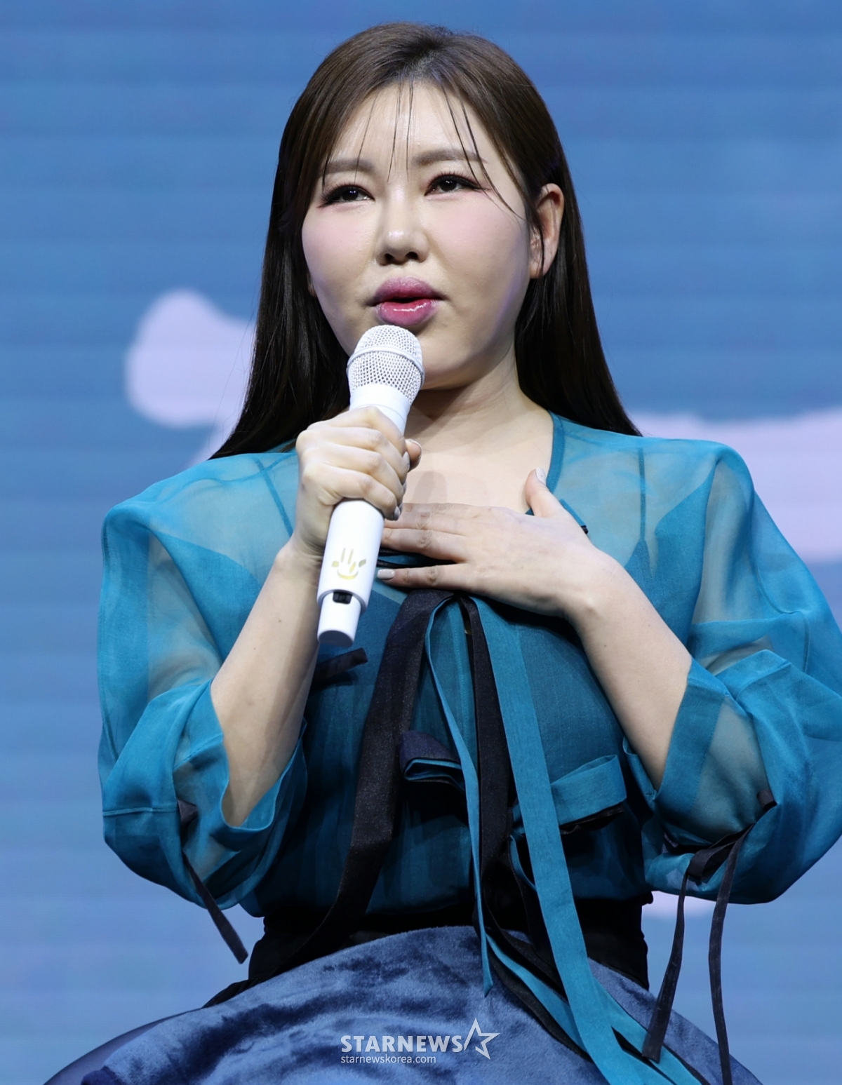 (서울=뉴스1) 권현진 기자 = 가수 송가인이 11일 서울 강서구 스카이아트홀에서 가진 정규 4집 '가인;달' 발매 쇼케이스에서 취재진 질문에 답하고 있다. 2025.2.11/뉴스1 Copyright © 뉴스1. All rights reserved. 무단 전재 및 재배포, AI학습 이용 금지. /사진=(서울=뉴스1) 권현진 기자