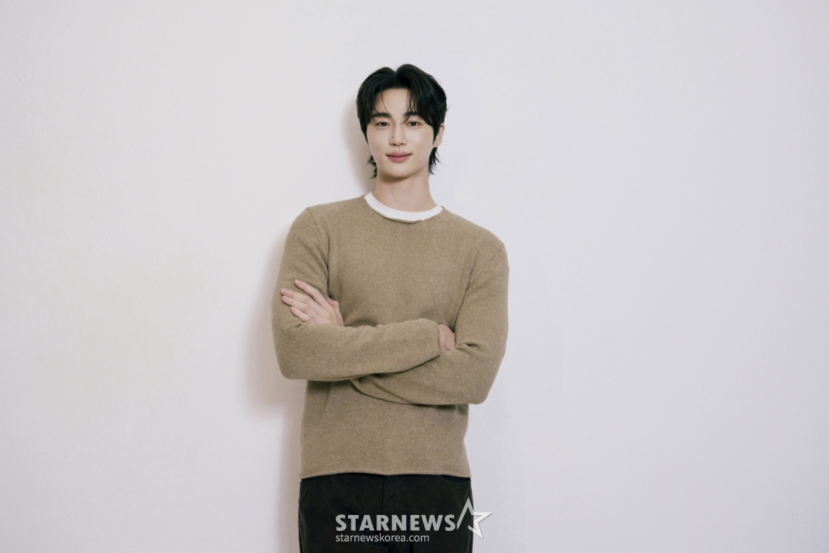 배우 변우석이 서울 종로구 스타뉴스 사옥에서 진행된 '제 9회 아시아 아티스트 어워즈'(The 9th Asia Artist Awards, 이하 'AAA 2024')' 수상 인터뷰를 위해 포즈를 취하고 있다. 변우석은 지난달 27일(현지시각) 태국 방콕에서 열린 'AAA 2024'에서 '대상' 격인 '올해의 남우주연상'과 더불어 'AAA 인기상', 'AAA 아시아 셀러브리티상', '베스트 아티스트상', '베스트 커플상', '베스트 OST상' 등을 차지했다. / 사진제공=바로엔터테인먼트 /사진=김창현 chmt@