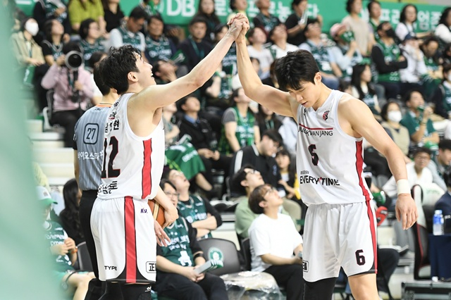 김영현과 주장 박지훈(오른쪽). /사진=KBL 제공