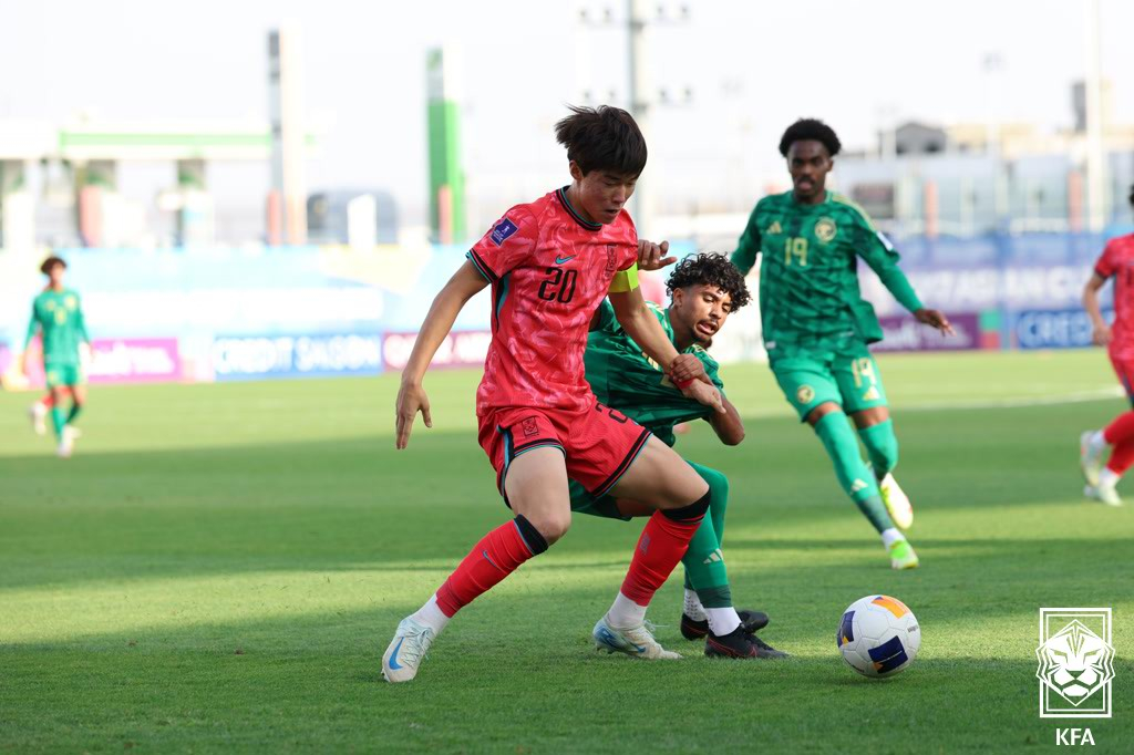 구현빈(20번)이 사우디아라비아 선수와 몸싸움을 벌이고 있다. /사진=대한축구협회(KFA) 제공