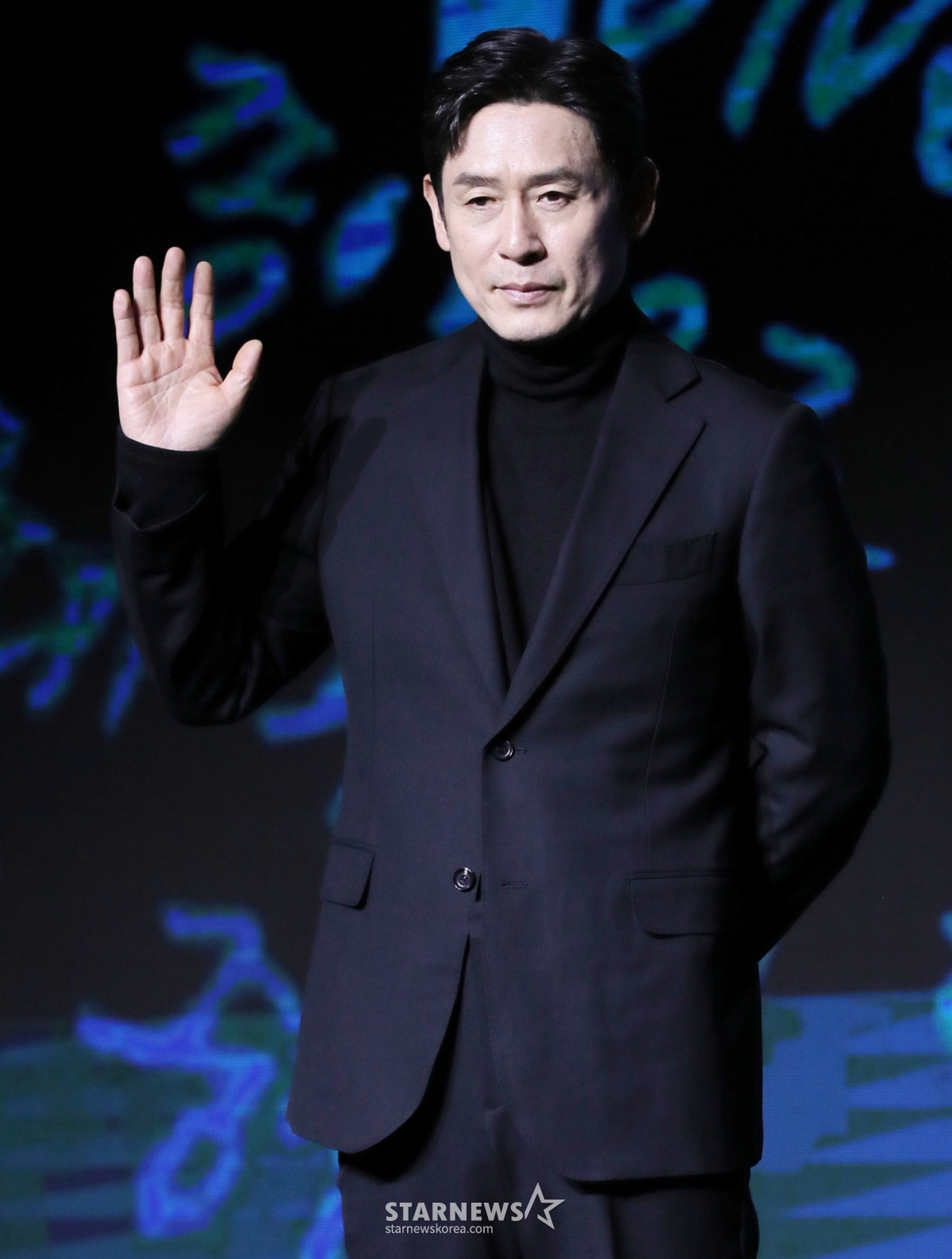 배우 설경구가 17일 오전 서울 영등포구 여의도동 콘래드 서울에서 진행된 디즈니+ 오리지널 시리즈 '하이퍼나이프' 제작발표회에 참석해 포즈를 취하고 있다. '하이퍼나이프'는 과거 촉망받는 천재 의사였던 '세옥'이 자신을 나락으로 떨어뜨린 스승 '덕희'와 재회하며 펼치는 치열한 대립을 그린 메디컬 스릴러. 오는 19일 공개. 2025.03.17 /사진=김창현 chmt@