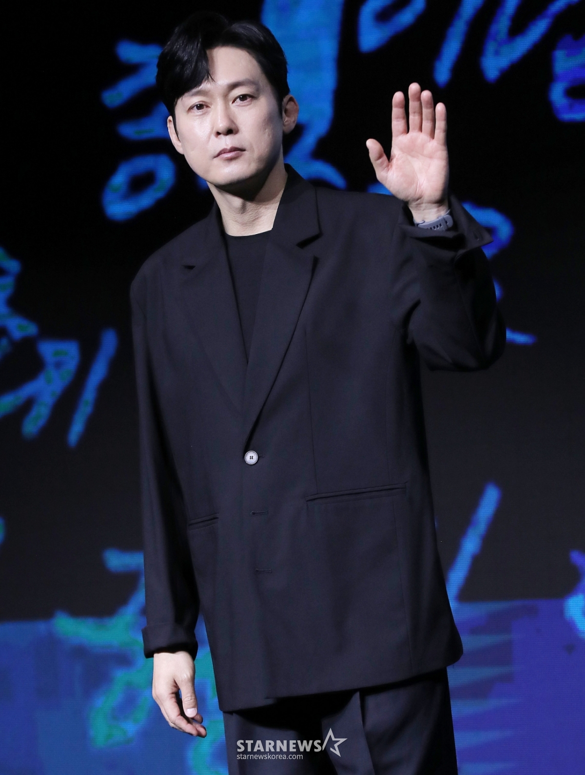 배우 박병은이 17일 오전 서울 영등포구 여의도동 콘래드 서울에서 진행된 디즈니+ 오리지널 시리즈 '하이퍼나이프' 제작발표회에 참석해 포즈를 취하고 있다. '하이퍼나이프'는 과거 촉망받는 천재 의사였던 '세옥'이 자신을 나락으로 떨어뜨린 스승 '덕희'와 재회하며 펼치는 치열한 대립을 그린 메디컬 스릴러. 오는 19일 공개. 2025.03.17 /사진=김창현 chmt@