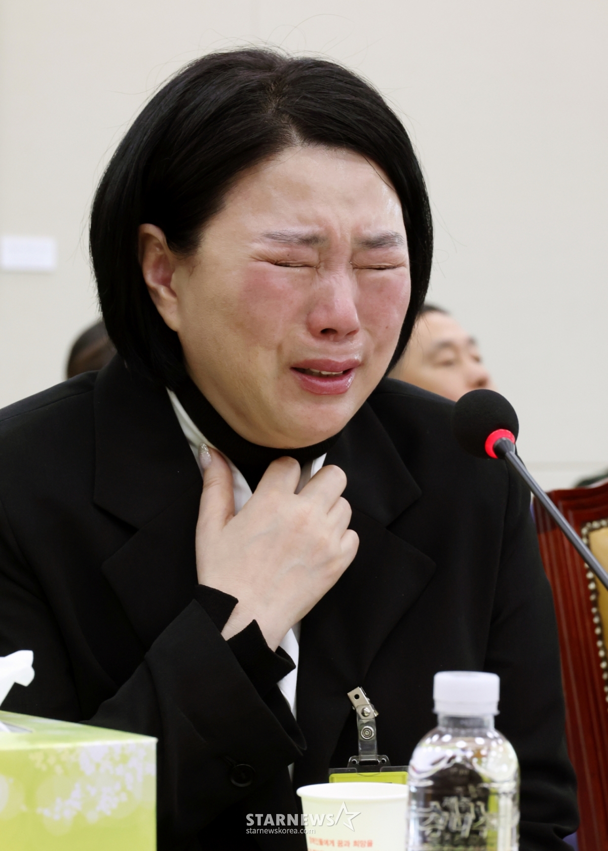 [서울=뉴시스] 조성우 기자 = 18일 서울 여의도 국회에서 고 오요안나 MBC 기상캐스터 사망 사건 관련 현안질의 등을 위해 열린 과학기술정보방송통신위원회 전체회의에서 고 오요안나 어머니 장연미 씨가 눈물을 흘리며 의원 질의에 답변하고 있다. 오른쪽부터 박미나 MBC 경영본부장, 이진숙 방송통신위원장, 고 오요안나 씨의 어머니 장연미 씨. 2025.04.18. xconfind@newsis.com /사진=조성우