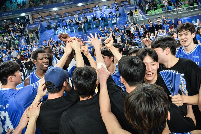 한국가스공사 선수단이 4차전 승리 후 기뻐하고 있다. /사진=KBL 제공