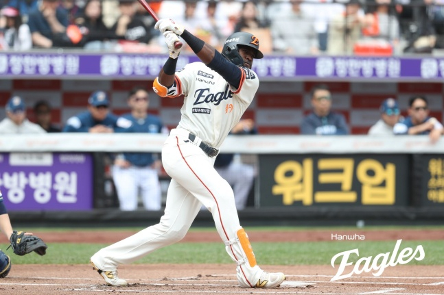한화 플로리얼이 20일 대전 NC전에서 안타를 치고 있다. /사진=한화 이글스 제공