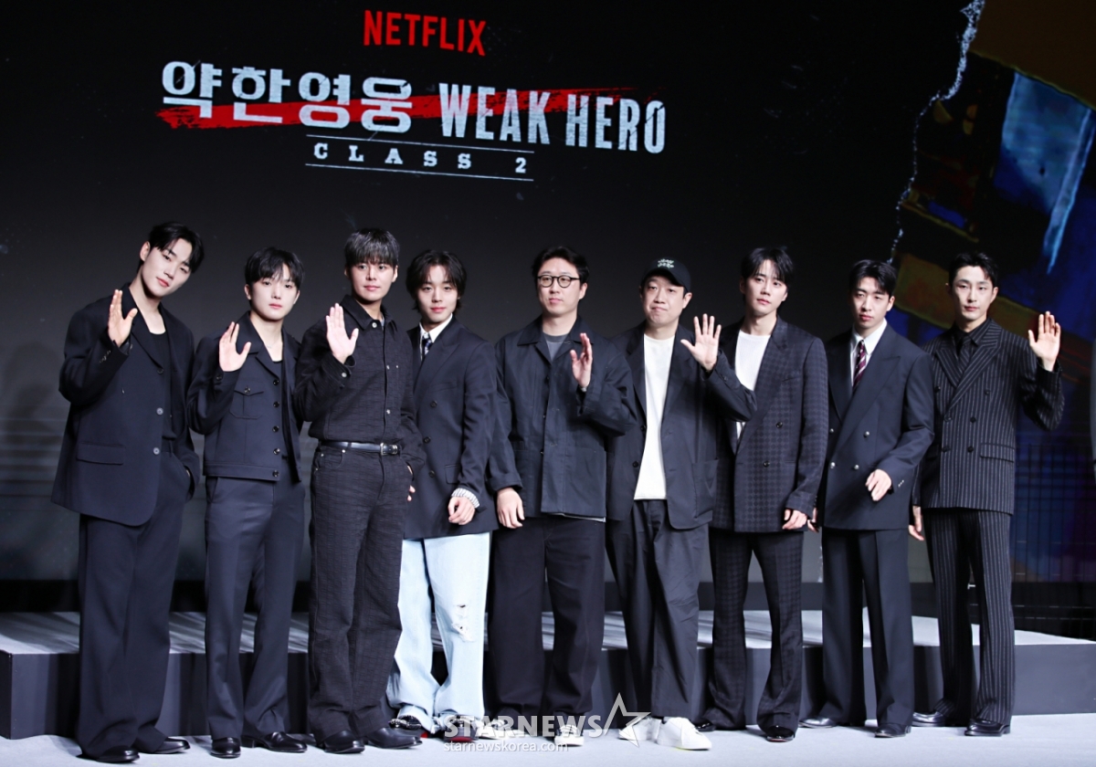 배우 이민재, 최민영, 려운, 박지훈, 유수민 감독, 한준희 크리에이터, 배우 이준영, 유수빈, 배나라가 21일 오전 서울 마포구 호텔 나루에서 열린 넷플릭스 시리즈 '약한영웅 Class 2' 제작발표회에서 포즈를 취하고 있다. /2025.04.21 /사진=김휘선 hwijpg@