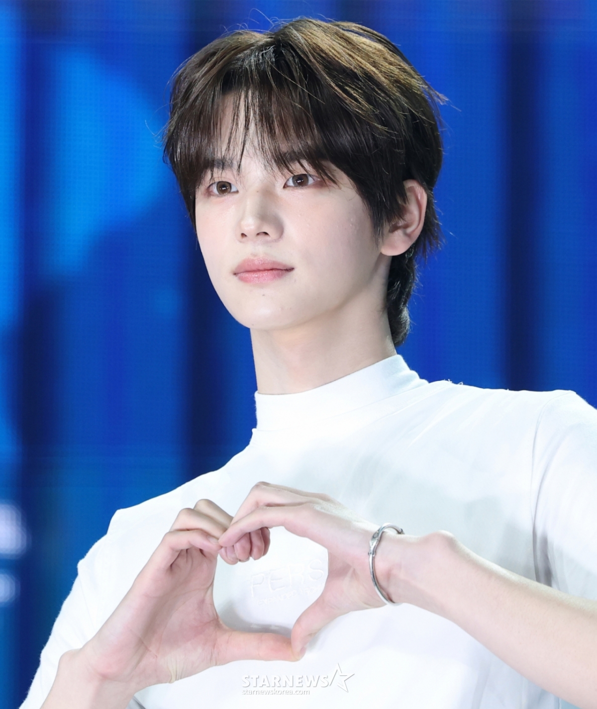 (서울=뉴스1) 권현진 기자 = 그룹 투어스(TWS)의 신유가 21일 오후 서울 용산구 한남동 블루스퀘어에서 가진 세 번째 미니앨범 'TRY WITH US' 발매 기념 쇼케이스에 참석해 포즈를 취하고 있다. 2025.4.21/뉴스1 Copyright © 뉴스1. All rights reserved. 무단 전재 및 재배포, AI학습 이용 금지. /사진=(서울=뉴스1) 권현진 기자