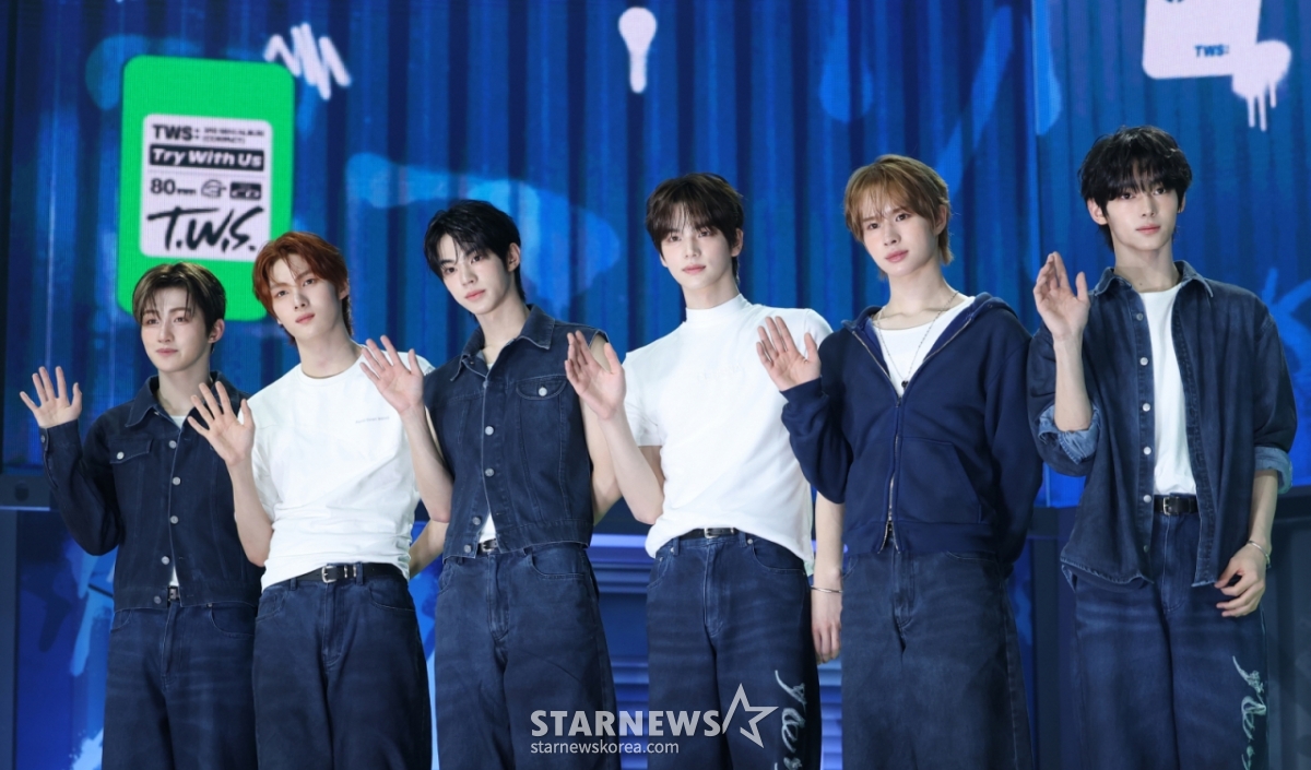 (서울=뉴스1) 권현진 기자 = 그룹 투어스(TWS)의 지훈(왼쪽부터)과 영재, 도훈, 신유, 경민, 한진이 21일 오후 서울 용산구 한남동 블루스퀘어에서 가진 세 번째 미니앨범 'TRY WITH US' 발매 기념 쇼케이스에 참석해 포즈를 취하고 있다. 2025.4.21/뉴스1 Copyright © 뉴스1. All rights reserved. 무단 전재 및 재배포, AI학습 이용 금지. /사진=(서울=뉴스1) 권현진 기자