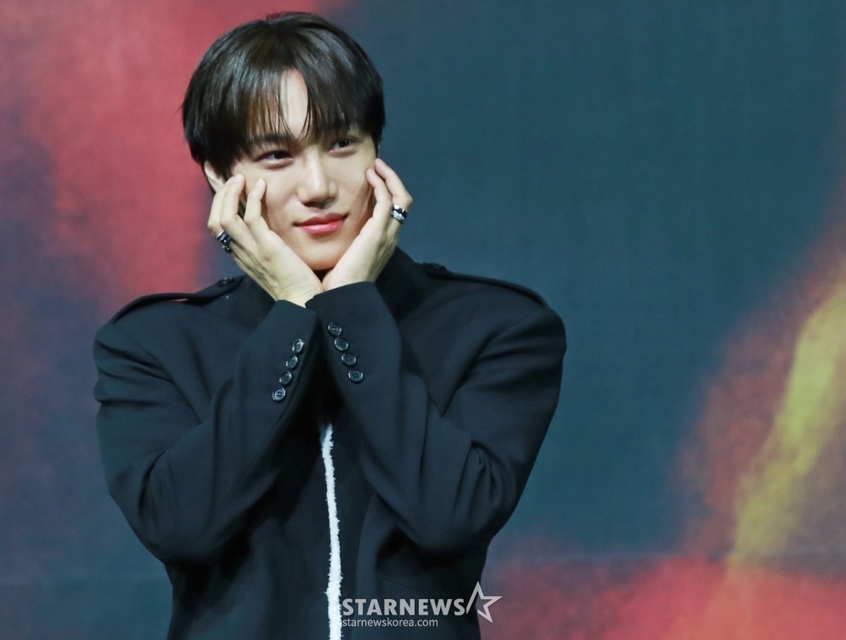 엑소 카이가 21일 오후 서울 광진구 예스24라이브홀에서 진행된 네 번째 미니앨범 '웨이트 온 미'(Wait On Me) 발매기념 쇼케이스에서 포즈를 취하고 있다. 이번 앨범에는 타이틀 곡 '웨이트 온 미'를 비롯해 '어덜트 스윔'(Adult Swim), '월스 돈트 토크'(Walls Don't Talk), '프레셔'(Pressure) 등 총 7곡이 수록됐다. /2025.04.21 /사진=이동훈 photoguy@