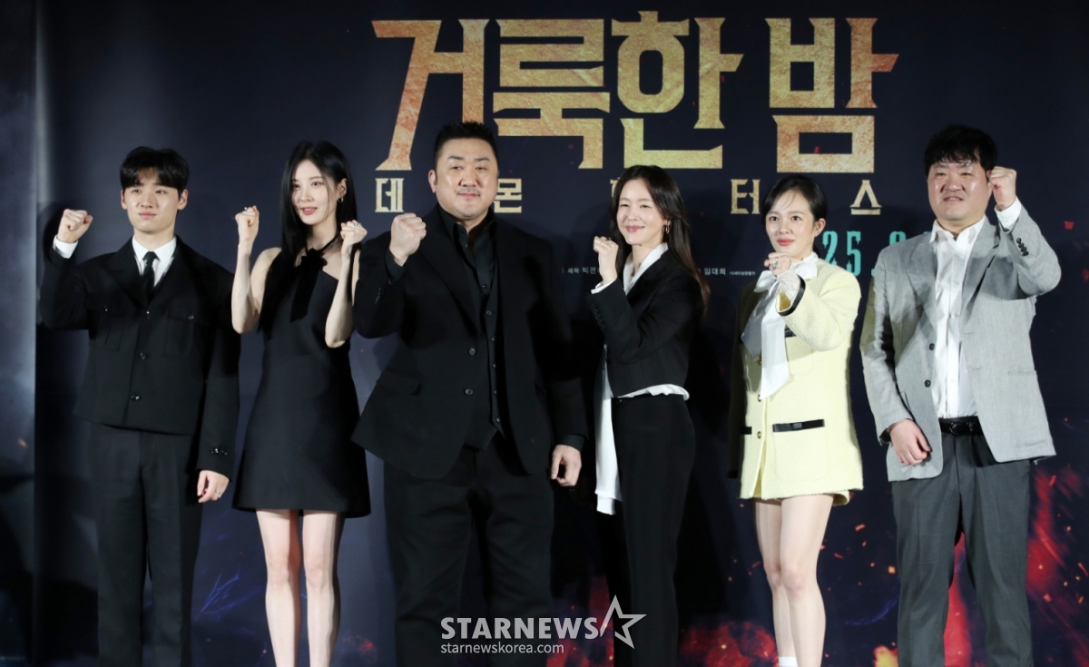 배우 이다윗, 서현, 마동석, 경수진, 정지소, 임대희 감독이 2일 오전 서울 광진구 롯데시네마 건대입구에서 열린 영화 '거룩한 밤: 데몬 헌터스' 제작보고회에서 포즈를 취하고 있다. '거룩한 밤: 데몬 헌터스'는 악을 숭배하는 집단에 의해 혼란에 빠진 도시, 특별한 능력을 가진 어둠의 해결사 '거룩한 밤' 팀 바우(마동석), 샤론(서현), 김군(이다윗)이 악의 무리를 처단하는 오컬트 액션 영화다. 오는 30일 개봉. / 2025.04.02 /사진=김휘선 hwijpg@