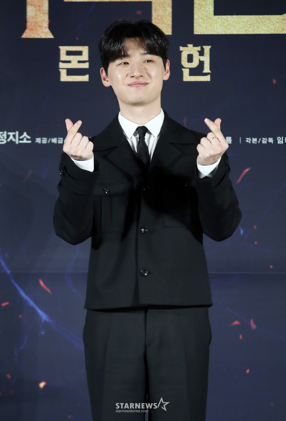 배우 이다윗이 2일 오전 서울 광진구 롯데시네마 건대입구에서 열린 영화 '거룩한 밤: 데몬 헌터스' 제작보고회에서 포즈를 취하고 있다. '거룩한 밤: 데몬 헌터스'는 악을 숭배하는 집단에 의해 혼란에 빠진 도시, 특별한 능력을 가진 어둠의 해결사 '거룩한 밤' 팀 바우(마동석), 샤론(서현), 김군(이다윗)이 악의 무리를 처단하는 오컬트 액션 영화다. 오는 30일 개봉. / 2025.04.02 /사진=김휘선 hwijpg@