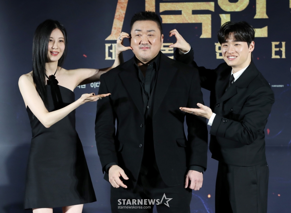 배우 서현, 마동석, 이다윗이2일 오전 서울 광진구 롯데시네마 건대입구에서 열린 영화 '거룩한 밤: 데몬 헌터스' 제작보고회에서 포즈를 취하고 있다. '거룩한 밤: 데몬 헌터스'는 악을 숭배하는 집단에 의해 혼란에 빠진 도시, 특별한 능력을 가진 어둠의 해결사 '거룩한 밤' 팀 바우(마동석), 샤론(서현), 김군(이다윗)이 악의 무리를 처단하는 오컬트 액션 영화다. 오는 30일 개봉. / 2025.04.02 /사진=김휘선 hwijpg@
