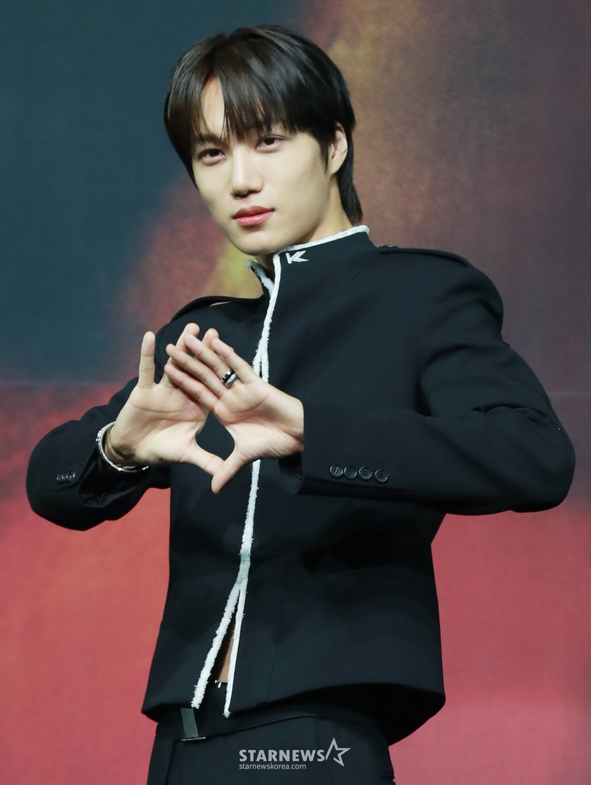 엑소 카이가 21일 오후 서울 광진구 예스24라이브홀에서 진행된 네 번째 미니앨범 '웨이트 온 미'(Wait On Me) 발매기념 쇼케이스에서 포즈를 취하고 있다. 이번 앨범에는 타이틀 곡 '웨이트 온 미'를 비롯해 '어덜트 스윔'(Adult Swim), '월스 돈트 토크'(Walls Don't Talk), '프레셔'(Pressure) 등 총 7곡이 수록됐다. /2025.04.21 /사진=이동훈 photoguy@