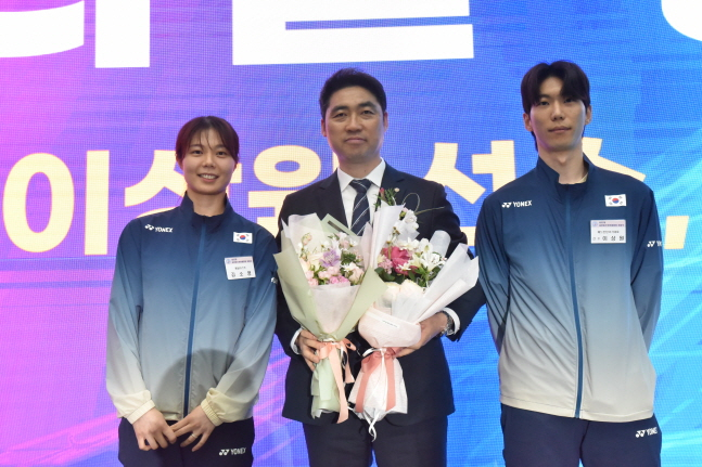 행사를 마친 김동문 회장(가운데)이 김소영(왼쪽), 이상원과 기념촬영을 하고 있다. /사진=대한배드민턴협회 제공