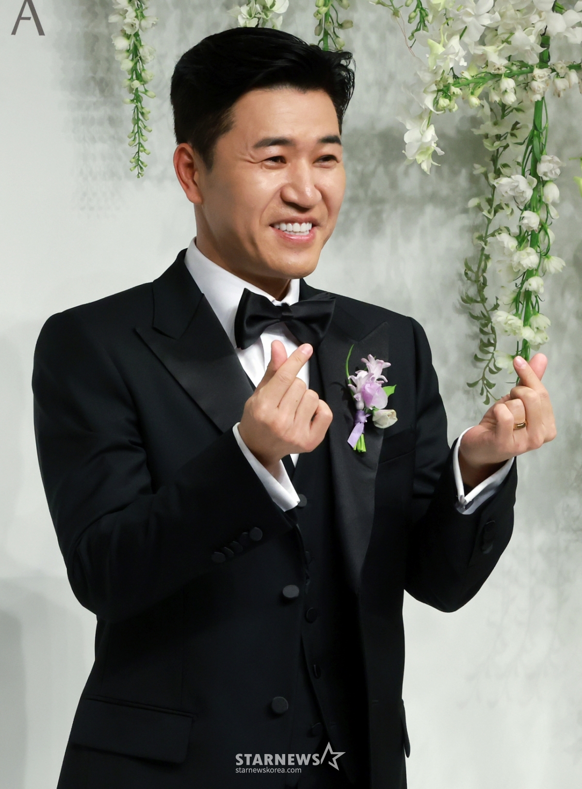 (서울=뉴스1) 김진환 기자 = 그룹 코요테의 김종민이 20일 오후 서울 중구 신라호텔 영빈관 에메랄드홀에서 열리는 결혼식 기자회견에 참석해 포즈를 취하고 있다. 김종민의 예비 신부는 11살 연하의 사업가로, 김종민이 공개한 애칭은 ‘히융’이다. 결혼식 1부 사회는 유재석, 2부는 조세호와 문세윤이 맡으며 축가는 이적과 린이 부를 예정이다. 2025.4.20/뉴스1 Copyright © 뉴스1. All rights reserved. 무단 전재 및 재배포, AI학습 이용 금지. /사진=(서울=뉴스1) 김진환 기자